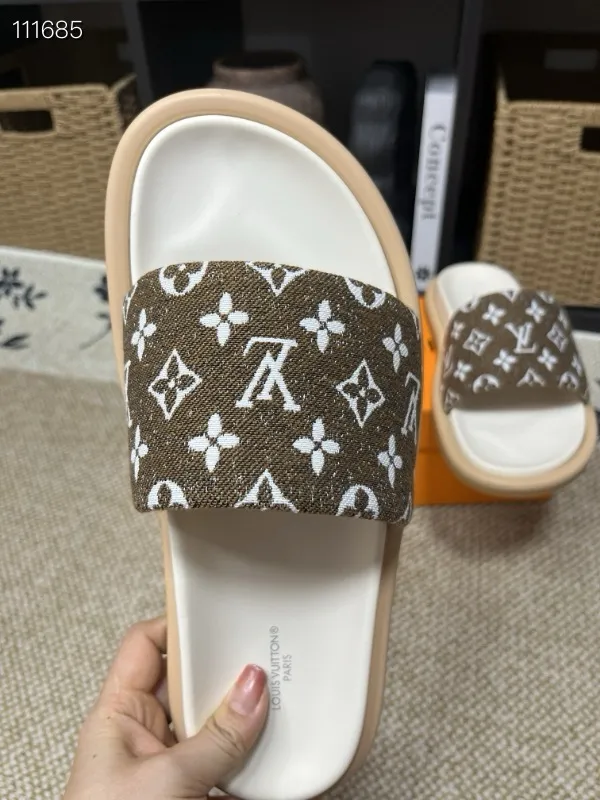 P320💰[New model] Long-term availability, 2025 new model, couple model [LOUlS VUlTTON] comes with drawer box, bag, card, invoice "Louis Vuitton ~ unique modern sandals. 》LV counter purchasing 🏃Men's and women's casual slippers, sold at the same time at the counter, the original old flower material upper is soft and comfortable, (refuses to discolor and rub the feet) sole: original factory special combination original sole, code number: 35--46 4 multiple colors 🉑️ to choose from
